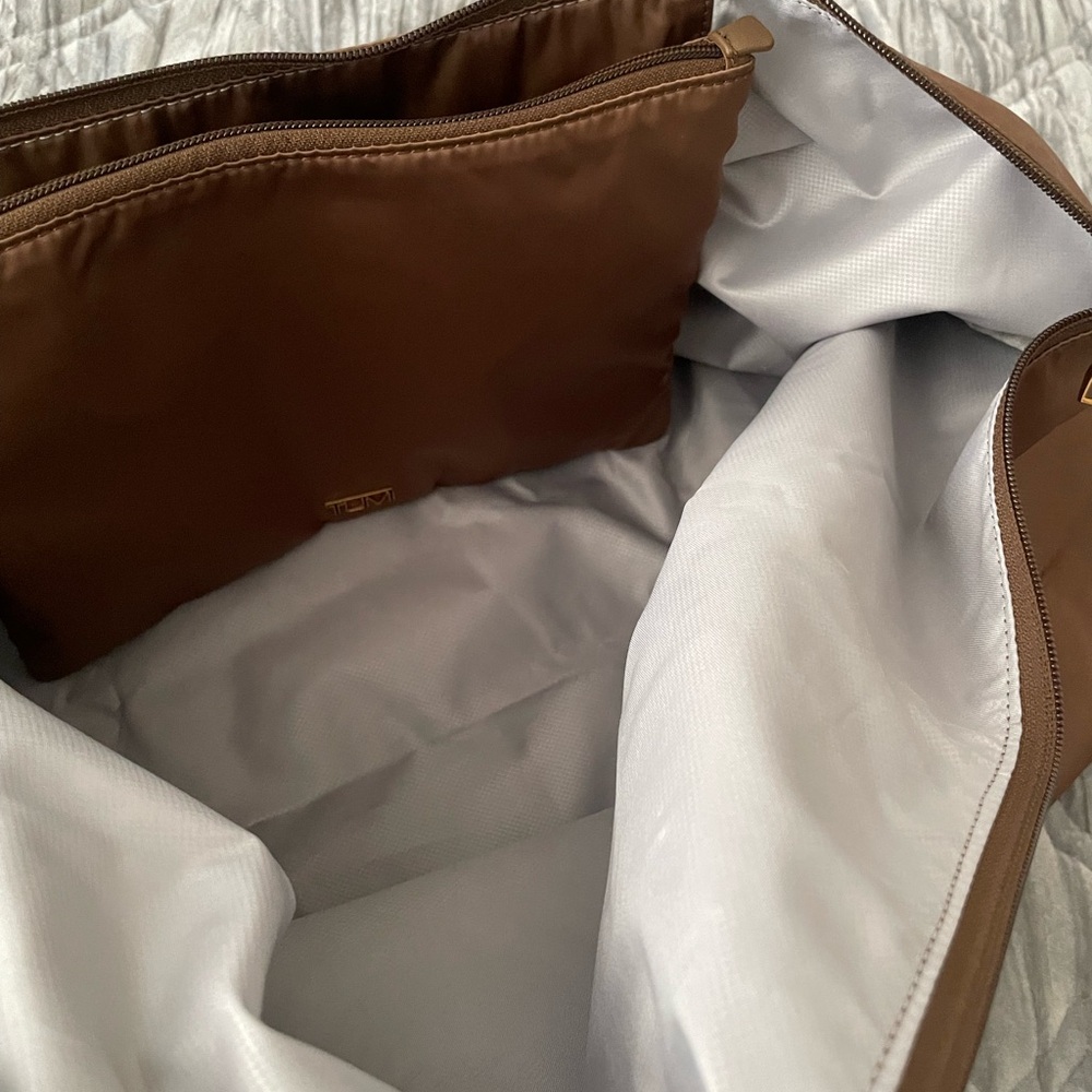 ✈️ NWOT Tumi Just In Case Weekender + Pouch - Picture 8 of 15